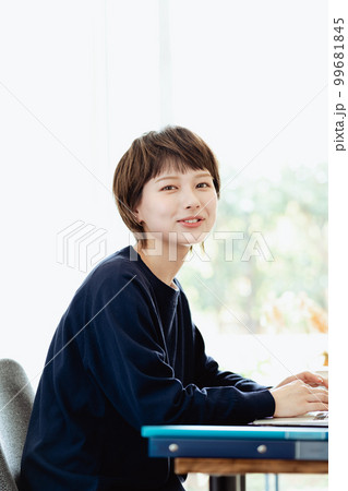 在宅勤務をする若い女性 99681845