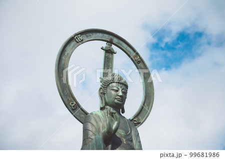 奈良県　釈迦ヶ岳山頂の釈迦如来像 99681986