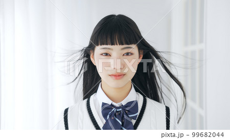 風に黒髪をなびかせる女子学生 風に黒髪をなびかせる女子学生 99682044