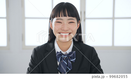カメラ目線で会話する女子学生 ビデオ通話 オンライン授業 カメラ目線で会話する女子学生 ビデオ通話 オンライン授業 99682055