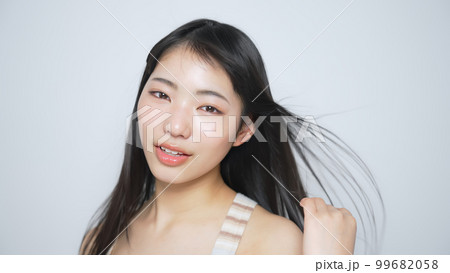 黒髪を風になびかせる女性　ヘアケアイメージ　スローモーション 99682058