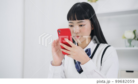 スマホを使う女子学生 スマホを使う女子学生 99682059