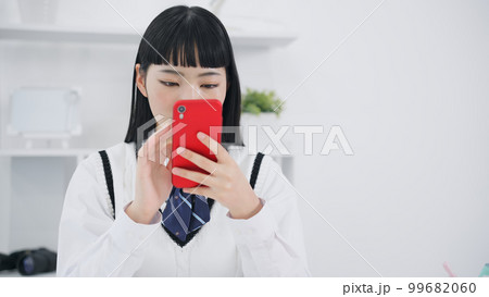 スマホを使う女子学生 スマホを使う女子学生 99682060