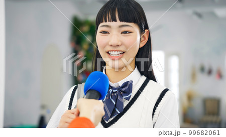 インタビューを受ける女子学生 インタビューを受ける女子学生 99682061