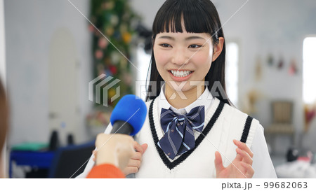 インタビューを受ける女子学生 インタビューを受ける女子学生 99682063