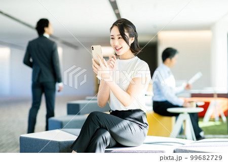 ワーキングスペースで仕事をする女性 撮影協力:LINK FOREST ワーキングスペースで仕事をする女性 撮影協力:LINK FOREST 99682729