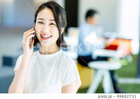 ワーキングスペースで仕事をする女性 撮影協力:LINK FOREST ワーキングスペースで仕事をする女性 撮影協力:LINK FOREST 99682731