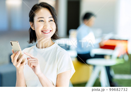 ワーキングスペースで仕事をする女性 撮影協力:LINK FOREST ワーキングスペースで仕事をする女性 撮影協力:LINK FOREST 99682732