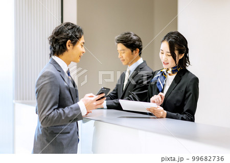 ホテルで受付をする若い女性 撮影協力:LINK FOREST ホテルで受付をする若い女性 撮影協力:LINK FOREST 99682736