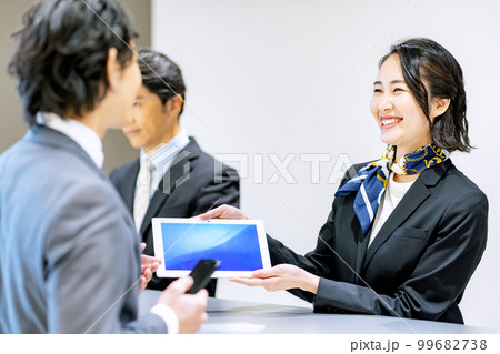 ホテルで受付をする若い女性　撮影協力：LINK FOREST 99682738