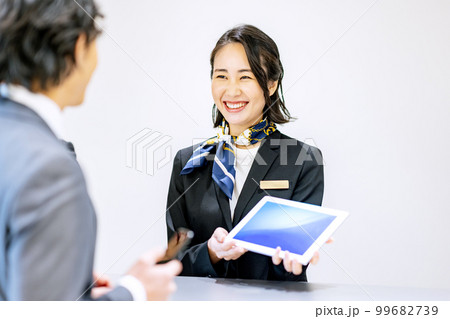 ホテルで受付をする若い女性　撮影協力：LINK FOREST 99682739