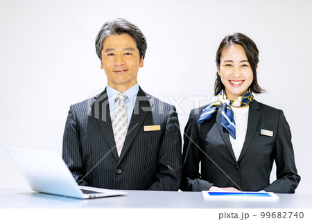 ホテルで受付をする若い女性　撮影協力：LINK FOREST 99682740