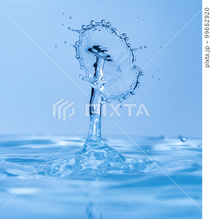 水しぶきのアクションショット 水しぶきのアクションショット 99682920