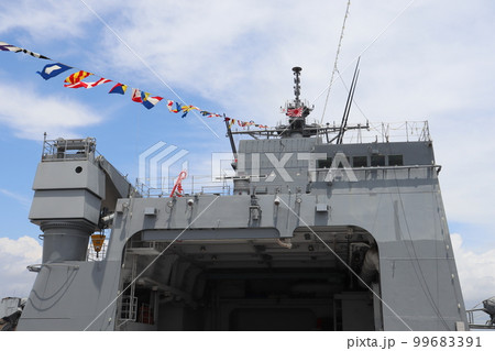 海上自衛隊の補給艦ましゅうの後部構造物 99683391