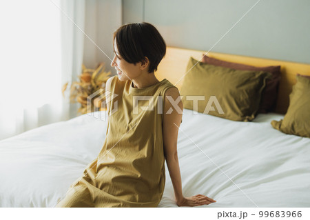 ベッドルームの女性 ベッドルームの女性 99683966