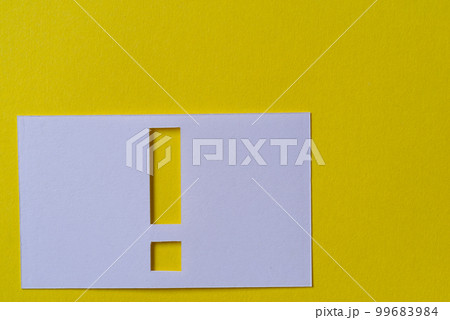 黄色背景のビックリマーク 99683984