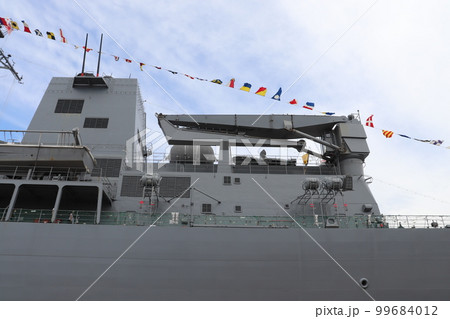 海上自衛隊の補給艦ましゅうの大型クレーン 99684012