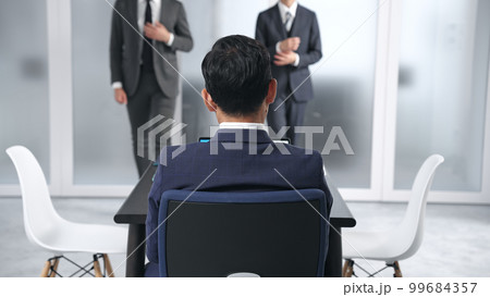 会議するビジネスマンのグループ 99684357