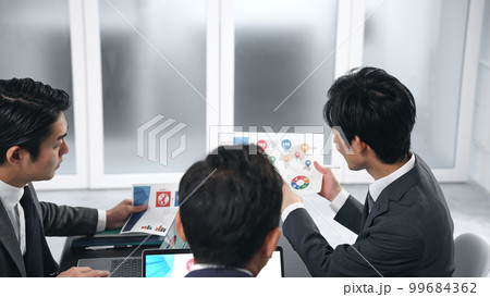 会議するビジネスマンのグループ 99684362