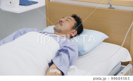 眠る入院患者 99684363