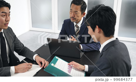 会議するビジネスマンのグループ 会議するビジネスマンのグループ 99684377