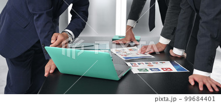 会議するビジネスマンのグループ 99684401