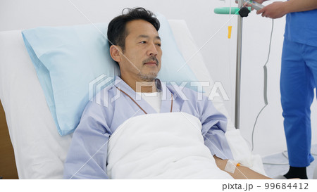 電動リクライニングベッドに寝る男性 電動リクライニングベッドに寝る男性 99684412