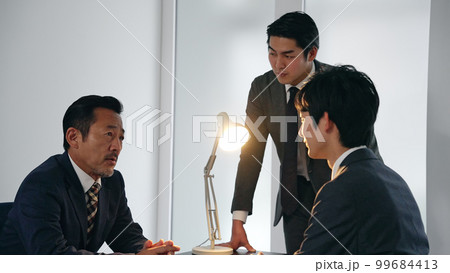 暗い部屋で話すグループ 取り調べ 刑事 暗い部屋で話すグループ 取り調べ 刑事 99684413