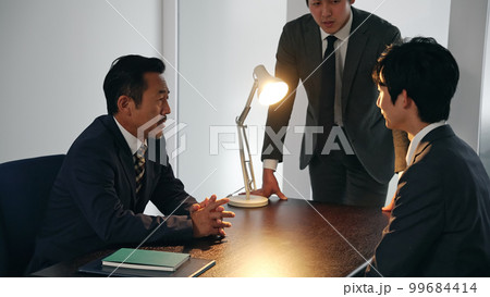 暗い部屋で話すグループ　取り調べ　刑事 99684414