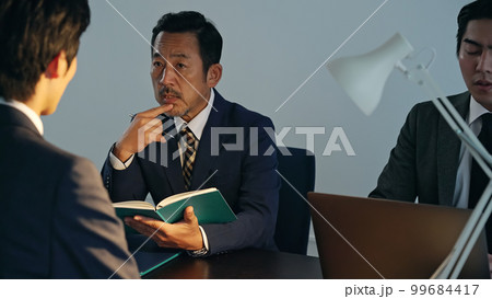 暗い部屋で話すグループ　取り調べ　刑事 99684417