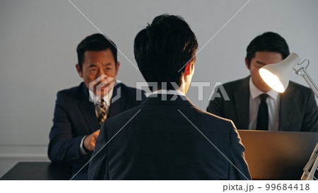 暗い部屋で話すグループ　取り調べ　刑事 99684418