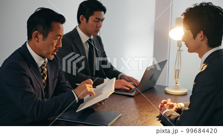 暗い部屋で話すグループ　取り調べ　刑事 99684420