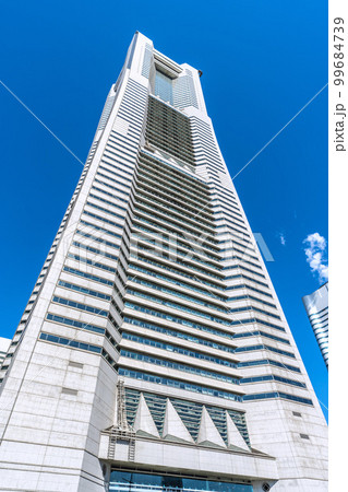 日本の横浜都市景観　桜木町駅前の人気スポット。青空に映える横浜ランドマークタワー 99684739