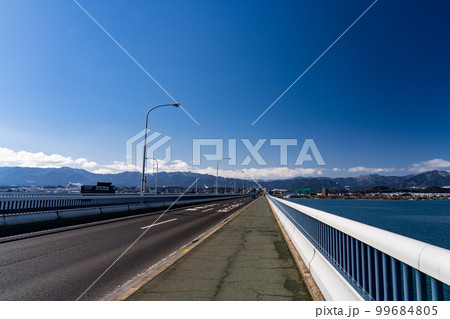 冬の琵琶湖大橋 99684805