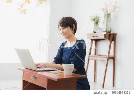 ミドル女性 ライフスタイル ミドル女性 ライフスタイル 99684835