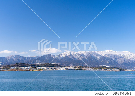 琵琶湖大橋の上から見る冬の湖西の湖岸と山並み 琵琶湖大橋の上から見る冬の湖西の湖岸と山並み 99684961