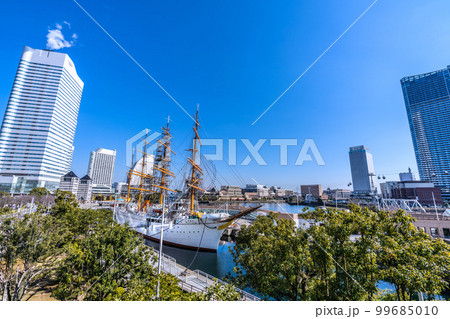 日本の横浜都市景観 桜木町駅前の街並みや日本丸などを望む 99685010