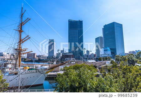 日本の横浜都市景観 変貌した桜木町駅前。横浜市役所や高層ビル群などを望む 日本の横浜都市景観 変貌した桜木町駅前。横浜市役所や高層ビル群などを望む 99685239