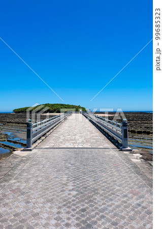 九州本土と青島を結ぶ弥生橋（宮崎県宮崎市） 99685323