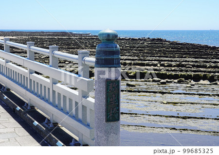 九州本土と青島を結ぶ弥生橋（宮崎県宮崎市） 99685325