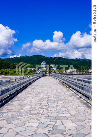 九州本土と青島を結ぶ弥生橋（宮崎県宮崎市） 99685328
