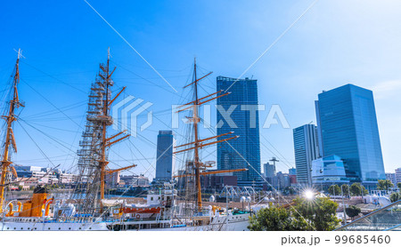 日本の横浜都市景観 変貌した桜木町駅前。横浜市役所や高層ビル群、日本丸などを望む 99685460