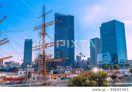 日本の横浜都市景観 変貌した桜木町駅前。横浜市役所や高層ビル群、日本丸などを望む 99685465