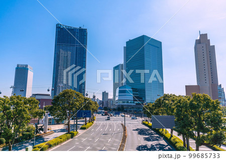 日本の横浜都市景観 変貌した桜木町駅前。横浜市役所や高層ビル群などを望む 日本の横浜都市景観 変貌した桜木町駅前。横浜市役所や高層ビル群などを望む 99685733