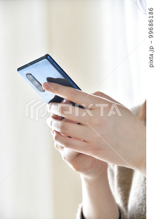 20代女性のスマホを操作する手を撮影 99686186