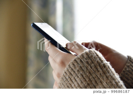 20代女性のスマホを操作する手を撮影 99686187