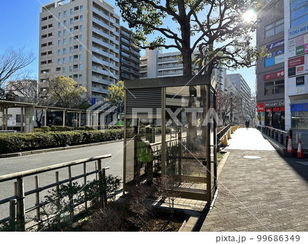 車椅子のまま入れる大きな公衆電話、電話BOX 車椅子のまま入れる大きな公衆電話、電話BOX 99686349