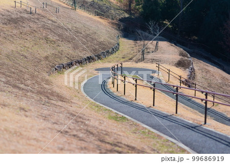 秋の公園にあるクネクネした上り坂 秋の公園にあるクネクネした上り坂 99686919