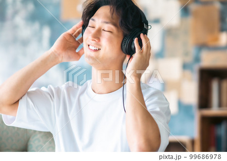 ヘッドフォンで音楽を楽しむ音響に凝った男性 99686978