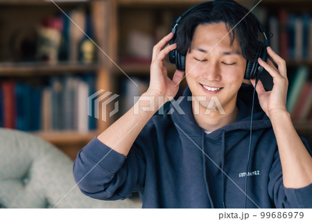 ヘッドフォンで音楽を楽しむ音響に凝った男性 99686979